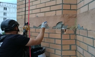 Обследование фасада здания в Грозном в октябре